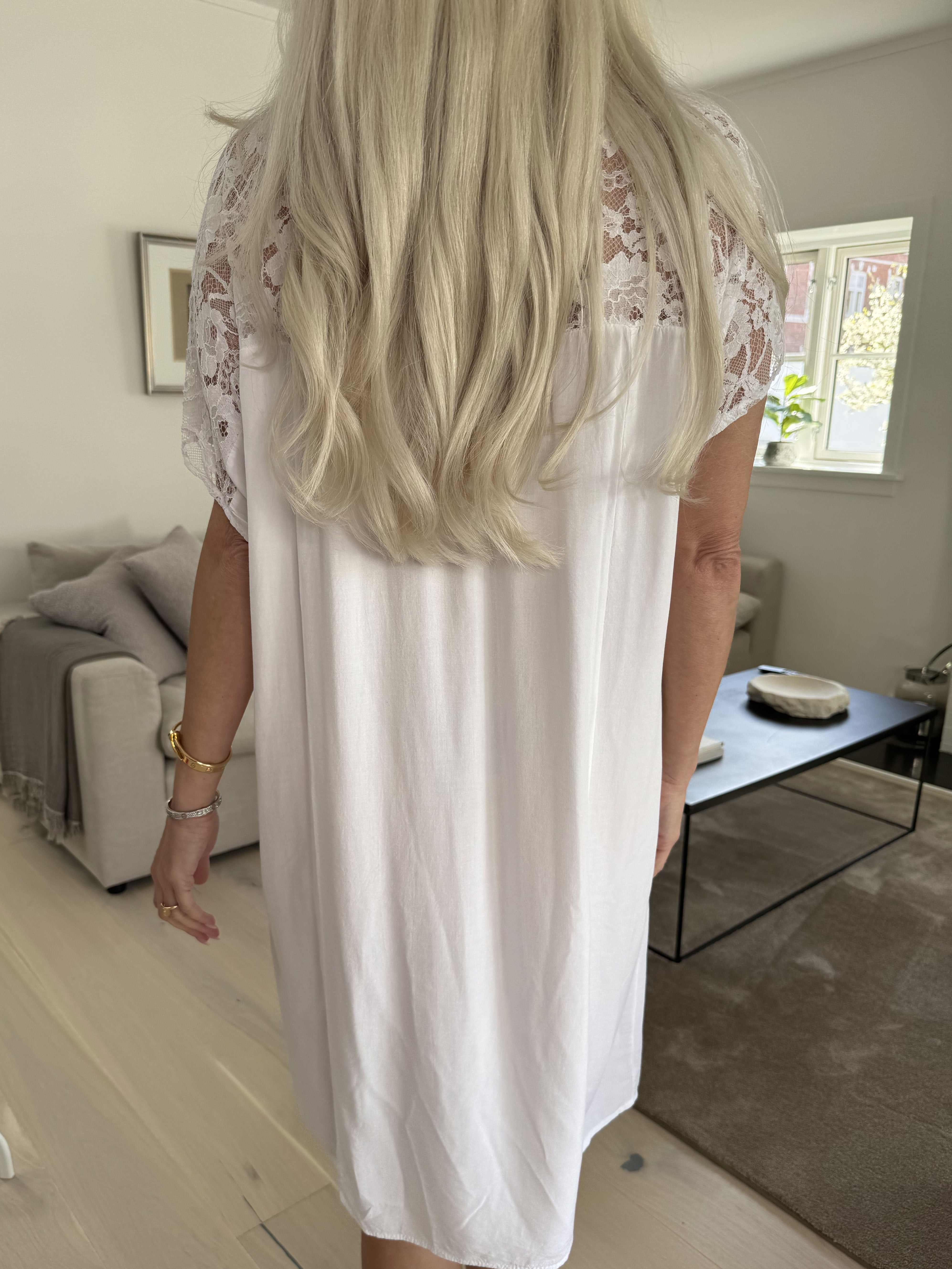 Martina - Sød kjole i viskose med blonde i toppen